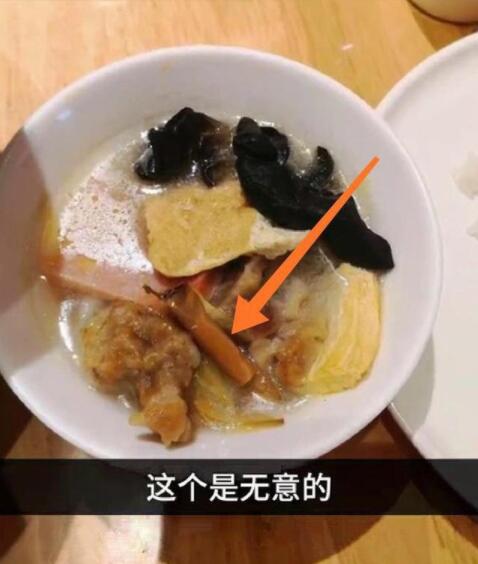 西安苏福记厨师往锅中吐口水 现场监控画面曝光实在是太恶心了 西安苏福记厨师往锅中吐口水 现场监控画面曝光实在是太恶心了