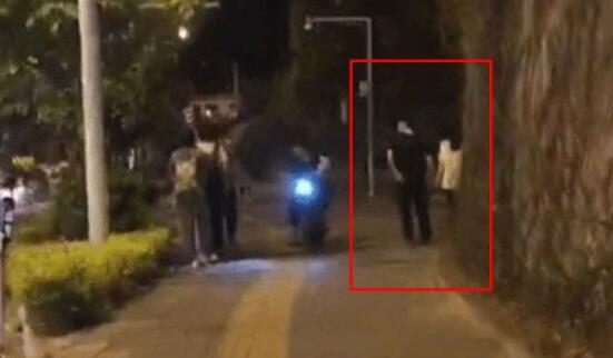 赵丽颖冯绍峰牵手逛街现场画面曝光 打扮休闲与路人热情打招呼 赵丽颖冯绍峰牵手逛街现场画面曝光 打扮休闲与路人热情打招呼