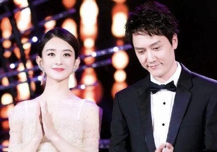 赵丽颖冯绍峰牵手逛街现场画面曝光 打扮休闲与路人热情打招呼 赵丽颖冯绍峰牵手逛街现场画面曝光 打扮休闲与路人热情打招呼