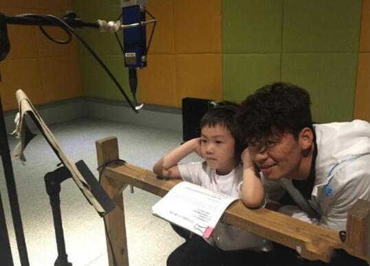 王宝强为儿子庆生 前妻马蓉发文庆生略显心酸