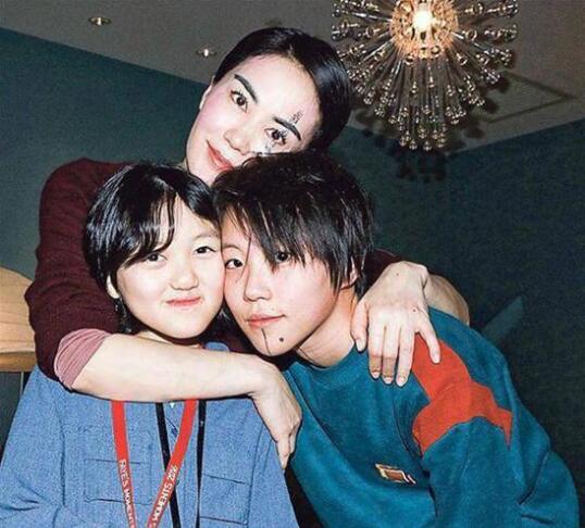 窦靖童晒与王菲同框照 两人罕见同框笑容明朗十分温馨 窦靖童晒与王菲同框照 两人罕见同框笑容明朗十分温馨