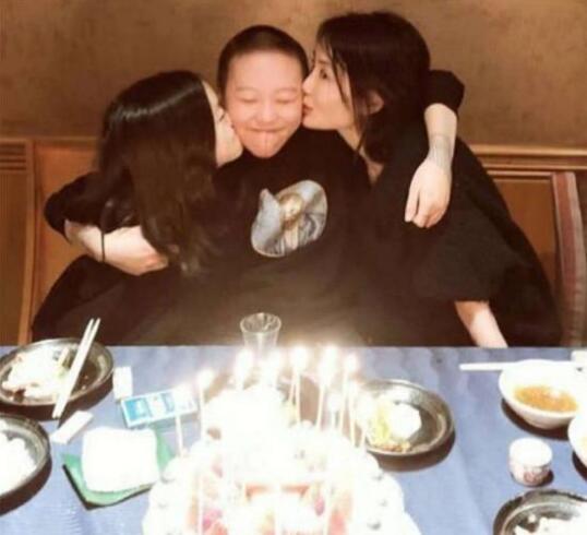 窦靖童晒与王菲同框照 两人罕见同框笑容明朗十分温馨 窦靖童晒与王菲同框照 两人罕见同框笑容明朗十分温馨