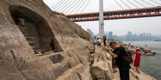 重庆千年神龟奇石露出江面 现场画面曝光众多市民才来围观 重庆千年神龟奇石露出江面 现场画面曝光众多市民才来围观