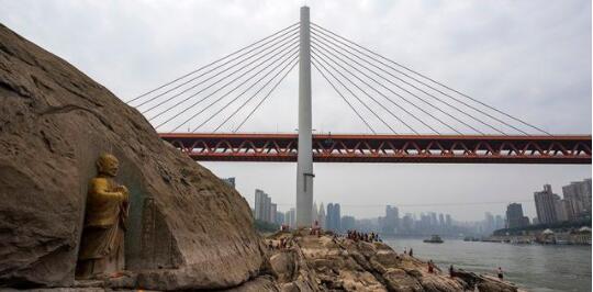 重庆千年神龟奇石露出江面 现场画面曝光众多市民才来围观 重庆千年神龟奇石露出江面 现场画面曝光众多市民才来围观