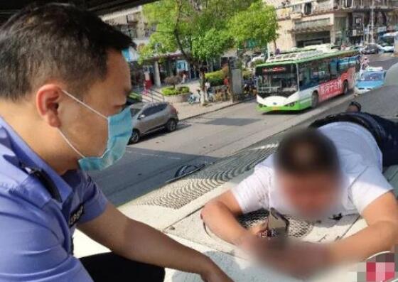 男子跳天桥被公交车接住什么情况 详情画面曝光原来是这样 男子跳天桥被公交车接住什么情况 详情画面曝光原来是这样