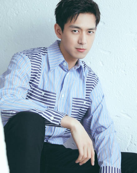 李现怒斥跟拍者有病 详情画面曝光竟引网友狂点赞 李现怒斥跟拍者有病 详情画面曝光竟引网友狂点赞