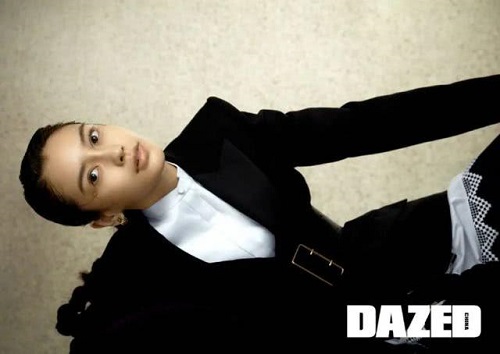 Angelababy两米长辫时尚感十足 将长辫当剑用霸气十足