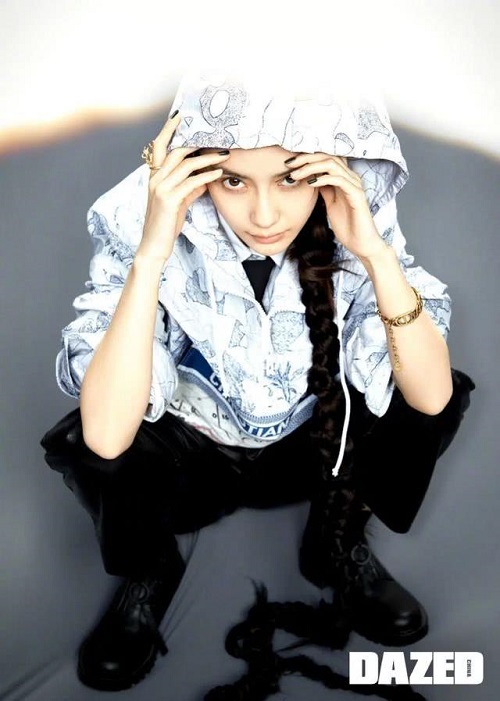 Angelababy两米长辫时尚感十足 将长辫当剑用霸气十足