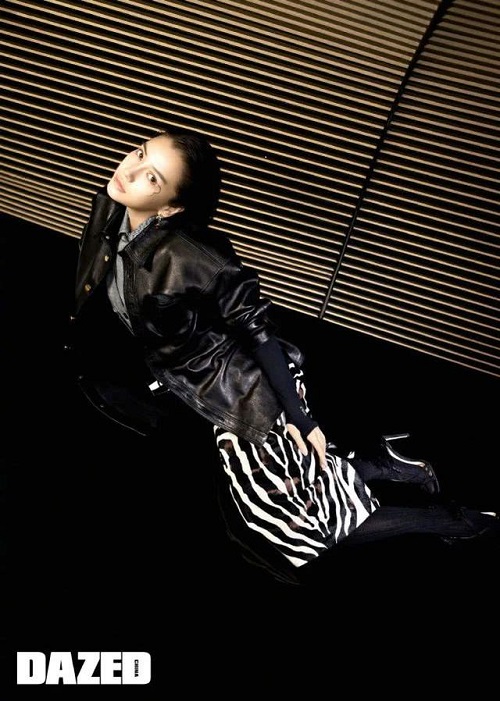 Angelababy两米长辫时尚感十足 将长辫当剑用霸气十足