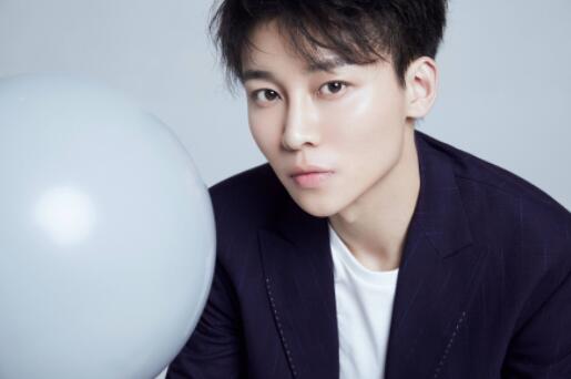 刘怡潼刘奕君什么关系 刘怡潼推眼镜动作自带bgm是什么梗