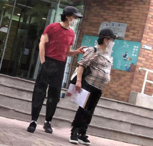 刘璇现身医院产检 40岁的她孕味十足富豪老公贴身陪伴