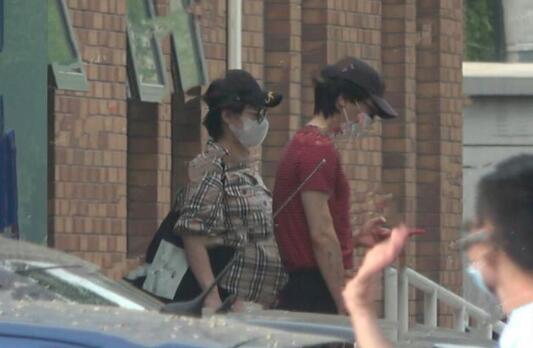 刘璇现身医院产检 40岁的她孕味十足富豪老公贴身陪伴