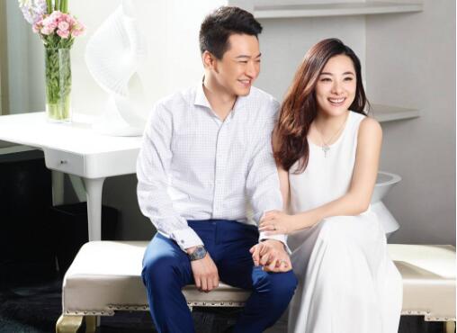 刘璇现身医院产检 40岁的她孕味十足富豪老公贴身陪伴