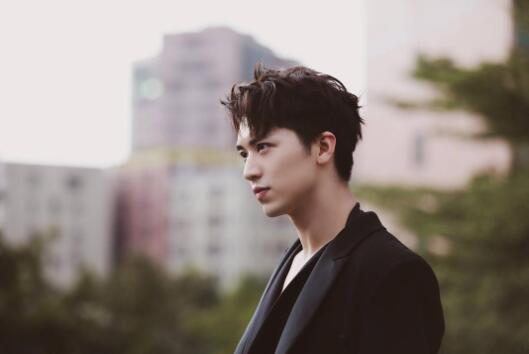 许魏洲车玻璃被冰雹砸裂 现场画面曝光既心疼又好笑