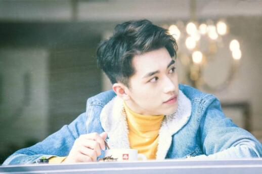 许魏洲车玻璃被冰雹砸裂 现场画面曝光既心疼又好笑