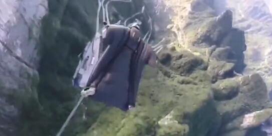 女子天门山翼装飞行时失踪 女子母亲发声女儿未带手机尚未找到