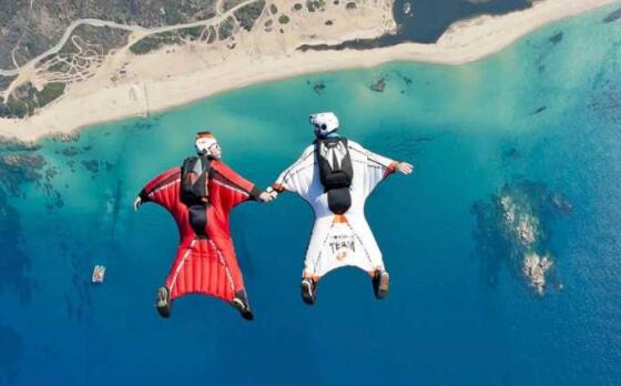 女子天门山翼装飞行时失踪 女子母亲发声女儿未带手机尚未找到