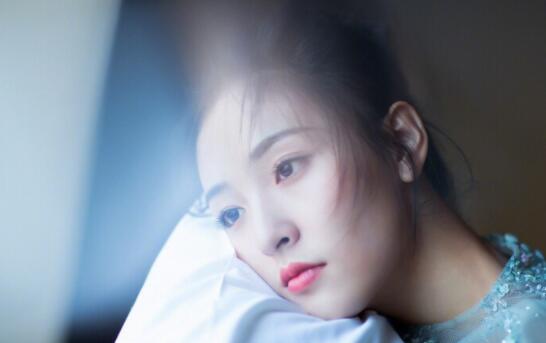 吴倩机场造型 清纯少女一秒变成世纪大妈什么情况 吴倩机场造型 清纯少女一秒变成世纪大妈什么情况