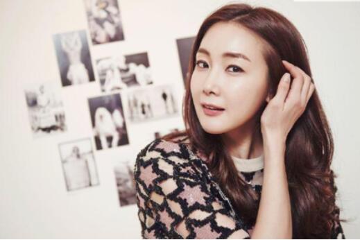 44岁韩国女星崔智友产女 “催泪女神”神秘丈夫身份曝光 44岁韩国女星崔智友产女 “催泪女神”神秘丈夫身份曝光
