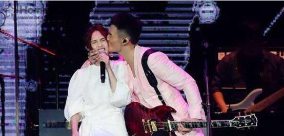 杨丞琳认证李荣浩撞脸猫咪怎么回事 两者对比照曝光网友惊呼太像了 杨丞琳认证李荣浩撞脸猫咪怎么回事 两者对比照曝光网友惊呼太像了