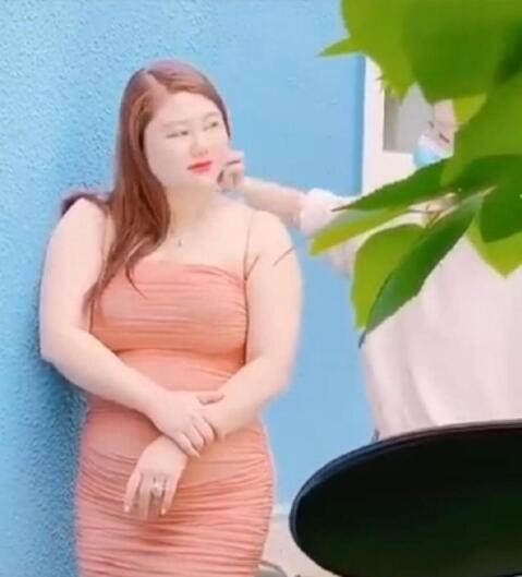 杨天真穿鱼尾裙拍大片 现场画面曝光惹网友争议