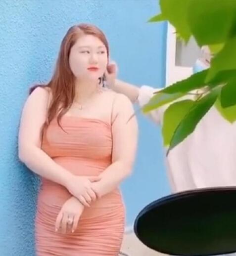 杨天真穿鱼尾裙拍大片 现场画面曝光惹网友争议