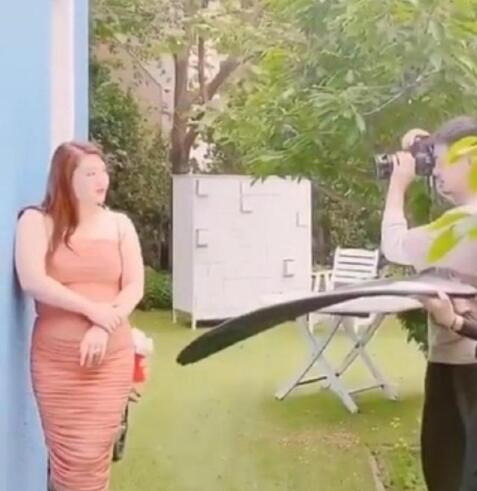杨天真穿鱼尾裙拍大片 现场画面曝光惹网友争议