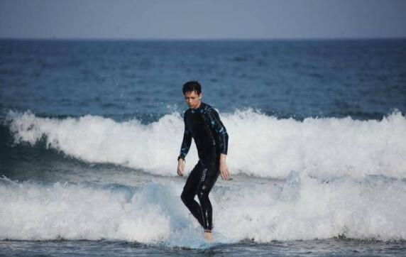 李现冲浪照曝光十分帅气 网友：不亏是我家的现男友！