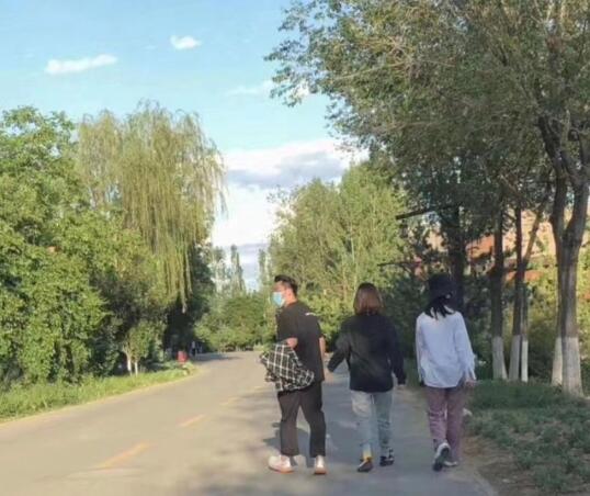 网
友偶遇郑恺苗苗逛公园 苗苗身材发福曝光怀孕真相 网友偶遇郑恺苗苗逛公园 苗苗身材发
福曝光怀孕真相