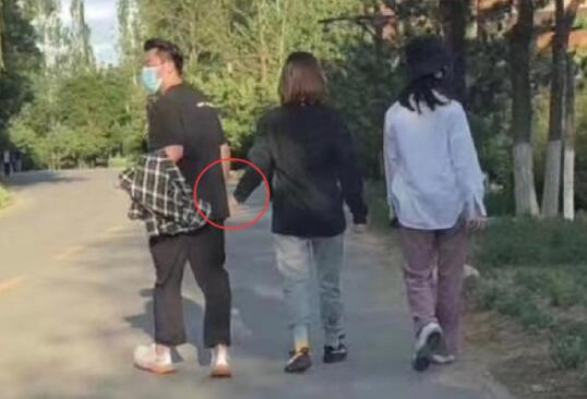 网
友偶遇郑恺苗苗逛公园 苗苗身材发福曝光怀孕真相 网友偶遇郑恺苗苗逛公园 苗苗身材发
福曝光怀孕真相