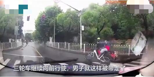 相撞瞬间骑车男子被三轮车带走 网友评论区竟唱起了歌！