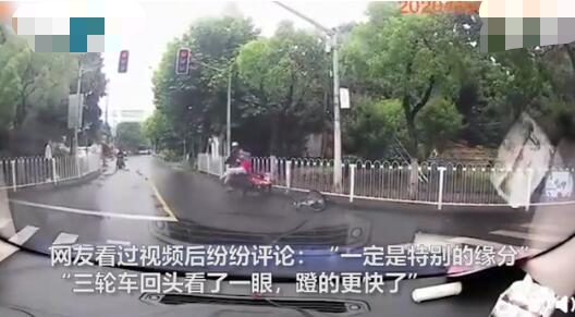 相撞瞬间骑车男子被三轮车带走 网友评论区竟唱起了歌！