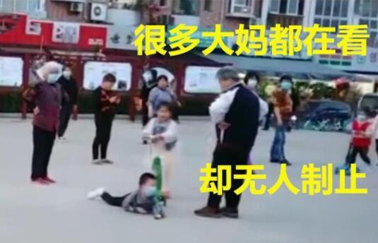 广场舞大妈拉横幅抢占停车场 现场画面曝光让人愤怒 广场舞大妈拉横幅抢占停车场 现场画面曝光让人愤怒