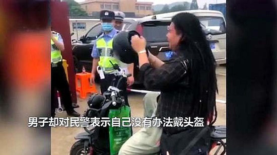 男子头大戴不上头盔 现场画面曝光笑坏交警