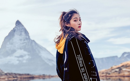 关晓彤婚纱造型亮相 短款婚纱大长腿吸睛尽显俏皮可爱