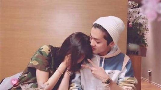 关晓彤婚纱造型亮相 短款婚纱大长腿吸睛尽显俏皮可爱