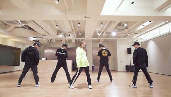 林允儿跳男团舞素颜出镜 粉头林更新花式庆生成亮点