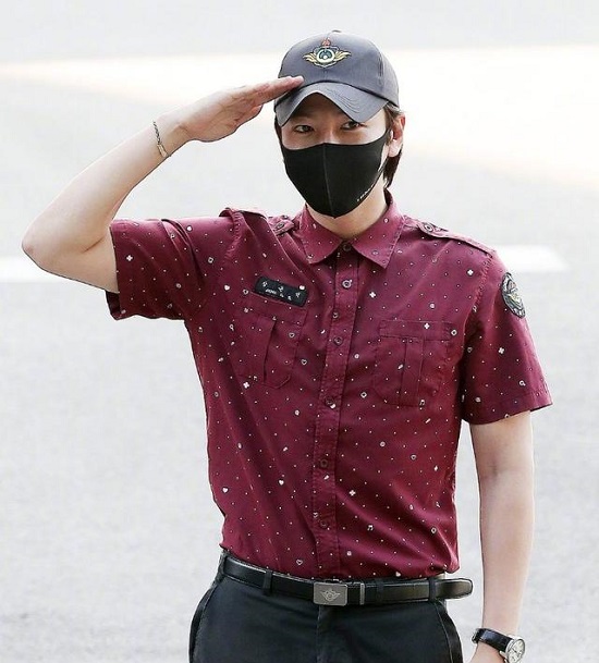 张根硕退伍照曝光 花样美男变身兵哥哥再度来袭