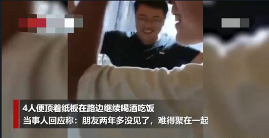 男子暴雨中顶纸板喝酒2小时 现场画面曝光既好笑又感动 男子暴雨中顶纸板喝酒2小时 现场画面曝光既好笑又感动