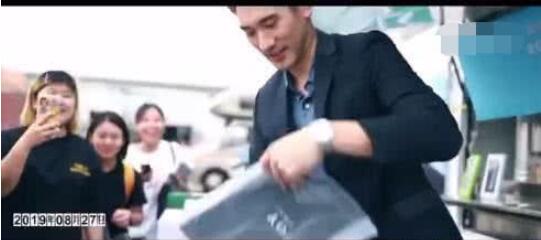 高以翔给每一个探班粉丝送礼物 暖心大男孩上线实在是太令人惋惜了 高以翔给每一个探班粉丝送礼物 暖心大男孩上线实在是太令人惋惜了