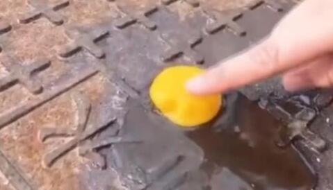 内蒙古市民井盖上煎蛋 现场画面曝光网友的评论亮了 内蒙古市民井盖上煎蛋 现场画面曝光网友的评论亮了