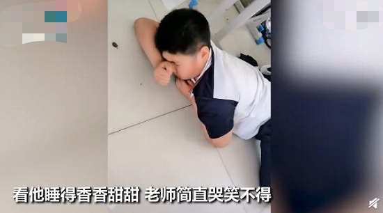 最后排男生趴地上午睡 现场画面曝光惹得网友苦笑不得