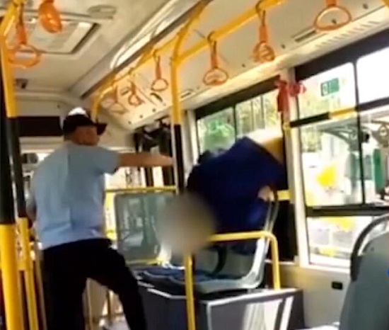 老人乘车拒扫健康码从窗口翻进 现场画面曝光网友的评论亮了 老人乘车拒扫健康码从窗口翻进 现场画面曝光网友的评论亮了