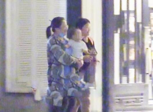 赵丽颖带儿子现身 儿子想想正面照首曝光像极了妈妈