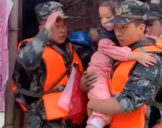 小朋友踮脚给满手泥的兵哥哥喂水 女孩一句话暖哭网友