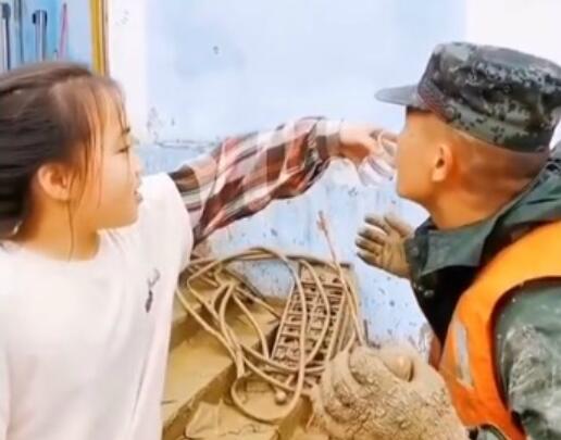 小朋友踮脚给满手泥的兵哥哥喂水 女孩一句话暖哭网友