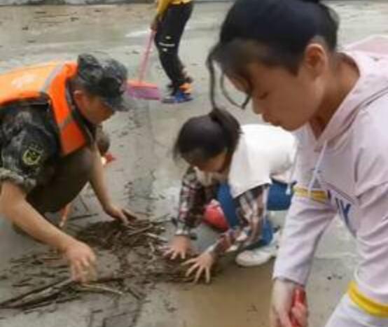 小朋友踮脚给满手泥的兵哥哥喂水 女孩一句话暖哭网友