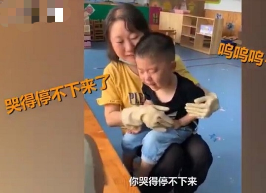 老师把妈妈画太胖男孩大哭 现场画面曝光一句话逗笑网友
