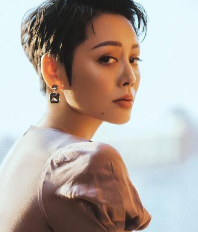 48岁宁静穿高跟鞋在跑步机上跳舞 舞步曼妙多姿身材性感火辣