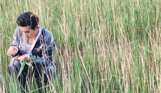 易烊千玺抓虫子 梳着大背头逗虫子尽显反差萌